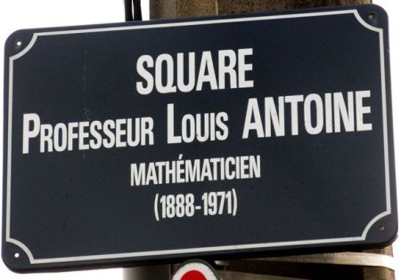 La calle que lleva su nombre en la ciudad francesa de Rennes http://www.espace-sciences.org/explorer/blogs/2012/03/26/louis-antoine-un-mathematicien-aveugle?page=11