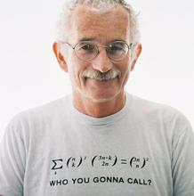 Fotografía del matemático Doron Zeilberger con una identidad hipergeométrica en su camiseta