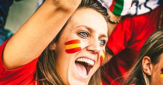 Una joven celebra un gol de España - Fotolia | Vídeo: España prepara el último partido de la fase grupos contra Marruecos (ATLAS)