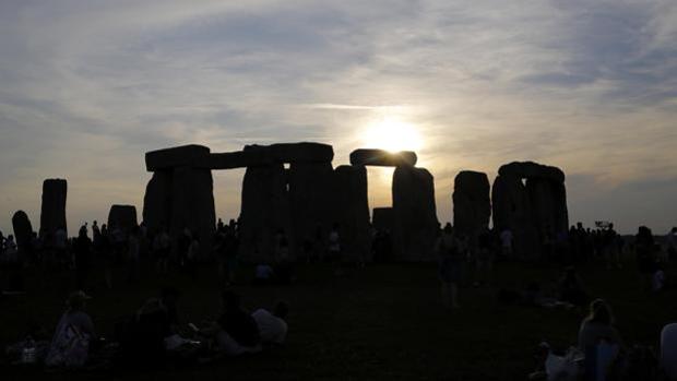 El sol sale tras el monumento de Stonehenge, conocido como «El Templo del Sol», durante el festival del Solsticio de Verano, en Reino Unido - EFE