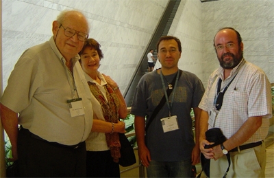 Benôit  Mandelbrot, Adèle (mujer de Benôit), Raúl Ibáñez, Antonio Pérez en el ICM2006, Madrid