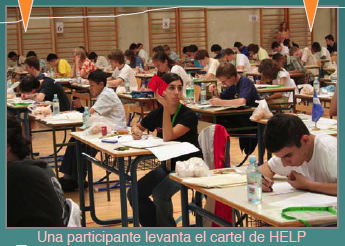 un participante levanta el cartel de HELP