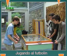 jugando al futbolín