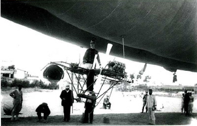 El dirigible, bajo él, se encuentra el inventor 