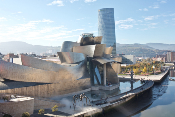 Parte trasera del Museo Guggenheim Bilbao. Imagen: Wikimedia Commons.