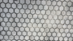 Embaldosado hexagonal en un parque de Donostia