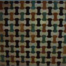 Teselado en una de las paredes de la Alhambra en el que se repite el conocido como hueso nazarí